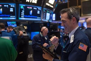 Chứng khoán đồng loạt khởi sắc, giá vàng đảo chiều giảm